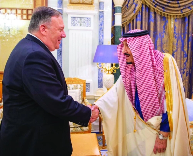الملك سلمان لدى استقباله مايك بومبيو في الرياض أمس (واس)