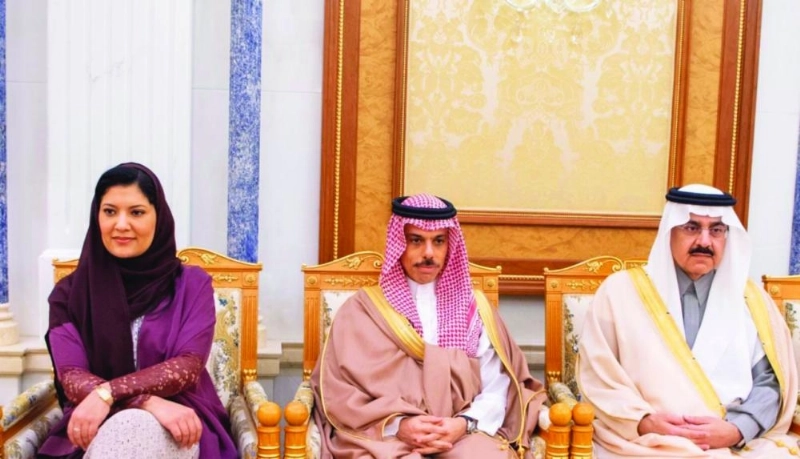 ريما بنت بندر وفيصل بن فرحان ومساعد العيبان خلال اللقاء