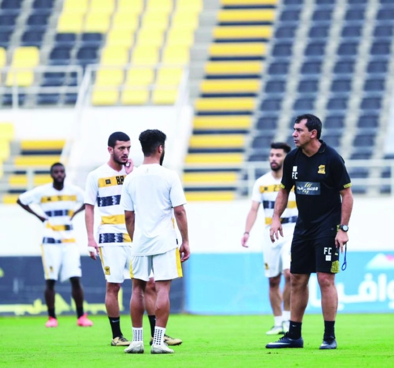 كاريلي خلال قيادته تدريبات الاتحاد قبل مواجهة الهلال أمس (مكة)
