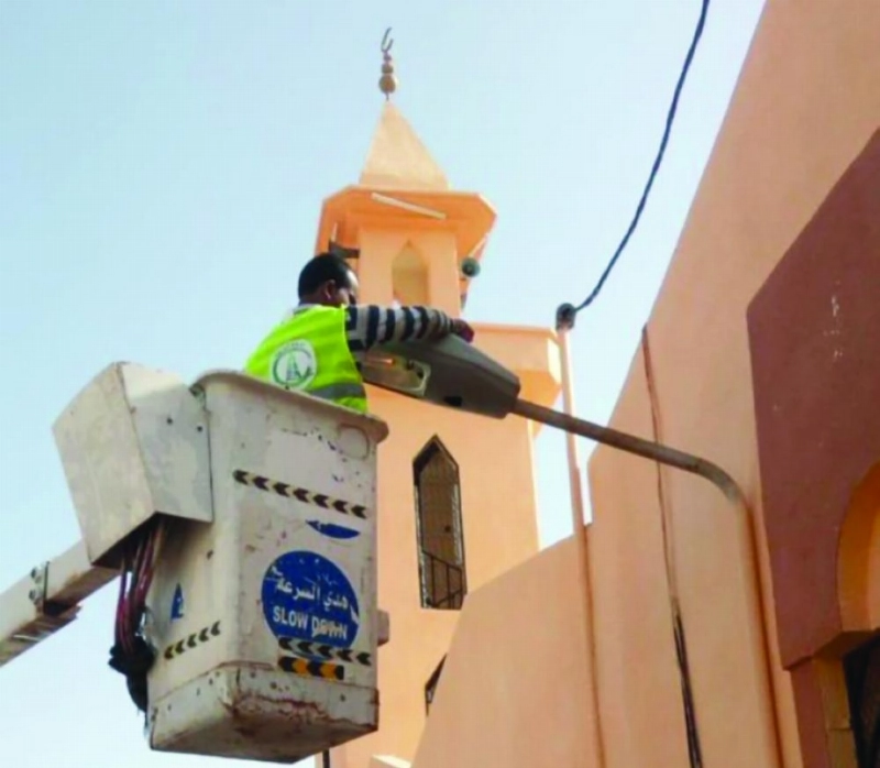 عامل خلال صيانة مكبرات أحد المساجد (مكة)