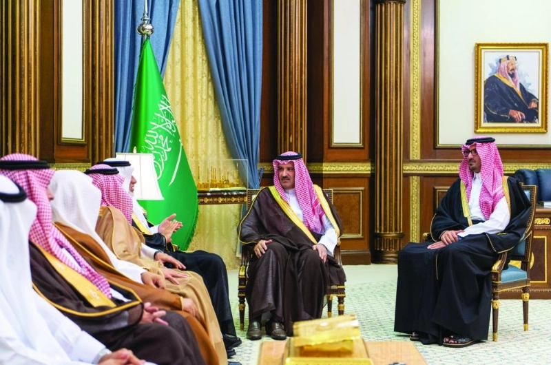 فيصل بن سلمان وسعود بن خالد لدى لقائهما أعضاء الجمعية (مكة)