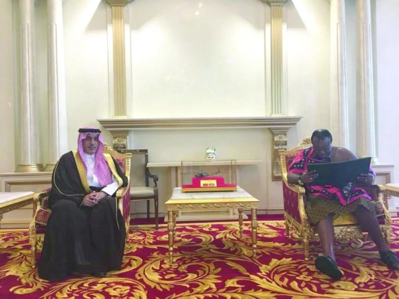 الملك مسواتي الثالث لدى استقباله سلطان العنقري (واس)