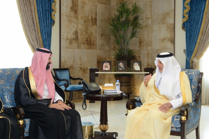 خالد الفيصل لدى استقباله محمد القويز (مكة)