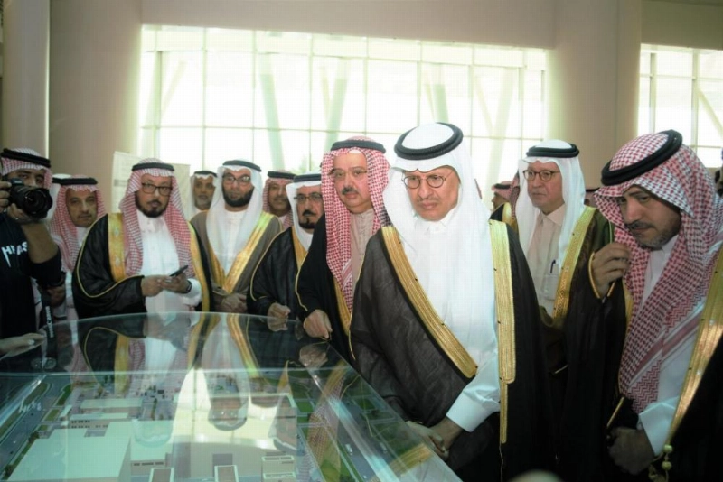 وزير الطاقة خلال جولة على المختبر (مكة)
