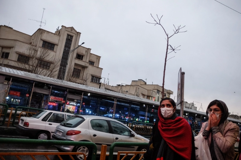 إيرانيتان خائفتان من تفشي كورونا (د ب أ)