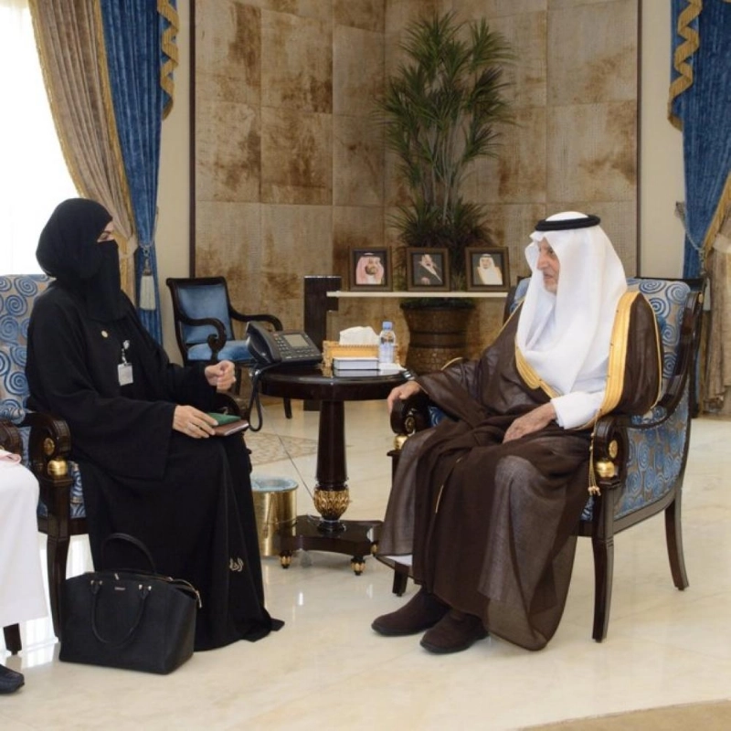 خالد الفيصل خلال استقباله مشاعل العتيبي (مكة)