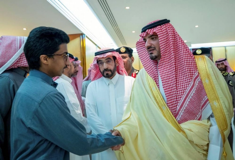 عبدالعزيز بن سعود خلال الزيارة (مكة)