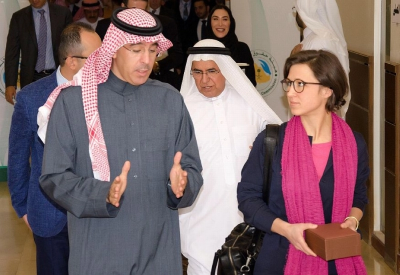 عواد العواد خلال لقائه هانا نيومان (مكة)