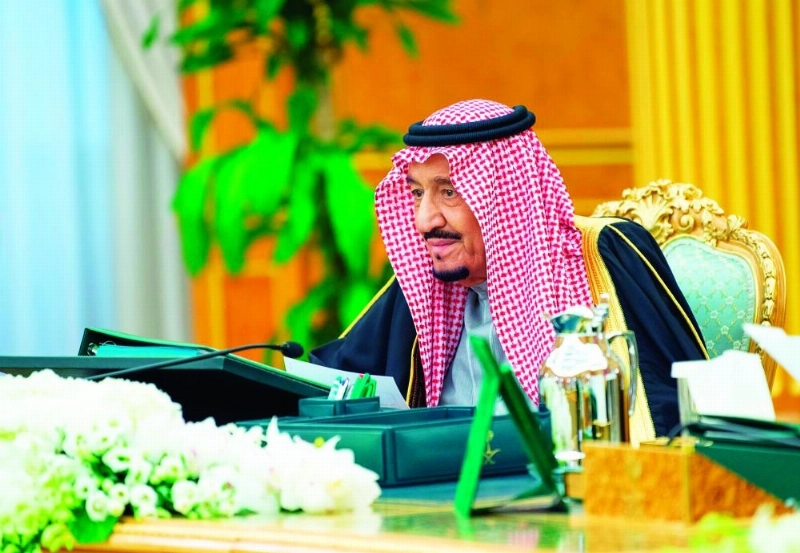 الملك سلمان لدى ترؤسه جلسة مجلس الوزراء في قصر اليمامة بالرياض أمس (واس)
