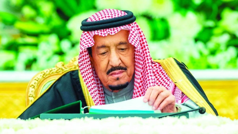 الملك سلمان لدى ترؤسه جلسة مجلس الوزراء في قصر اليمامة بالرياض أمس (واس)