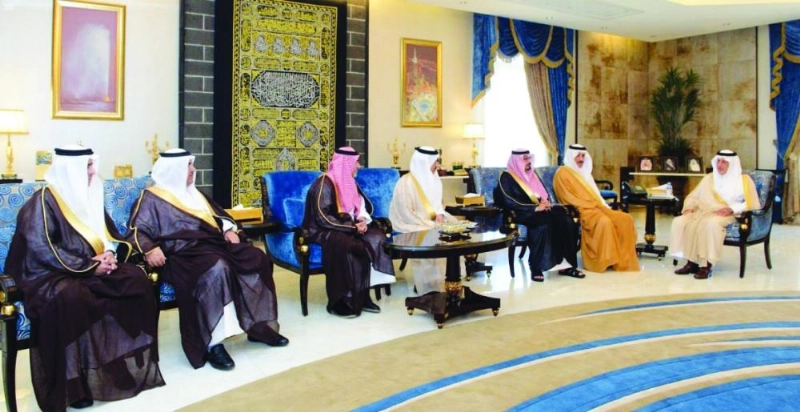 خالد الفيصل خلال استقباله المحافظين (مكة)