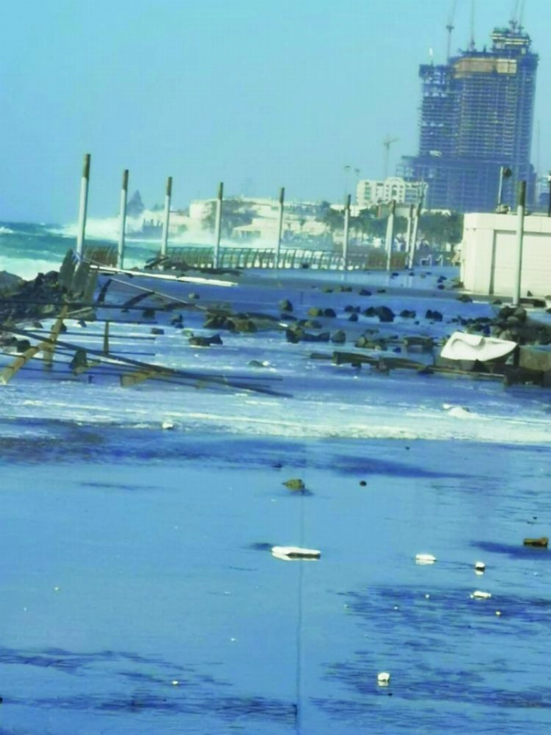 من ارتفاع موج بحر جدة (مكة)