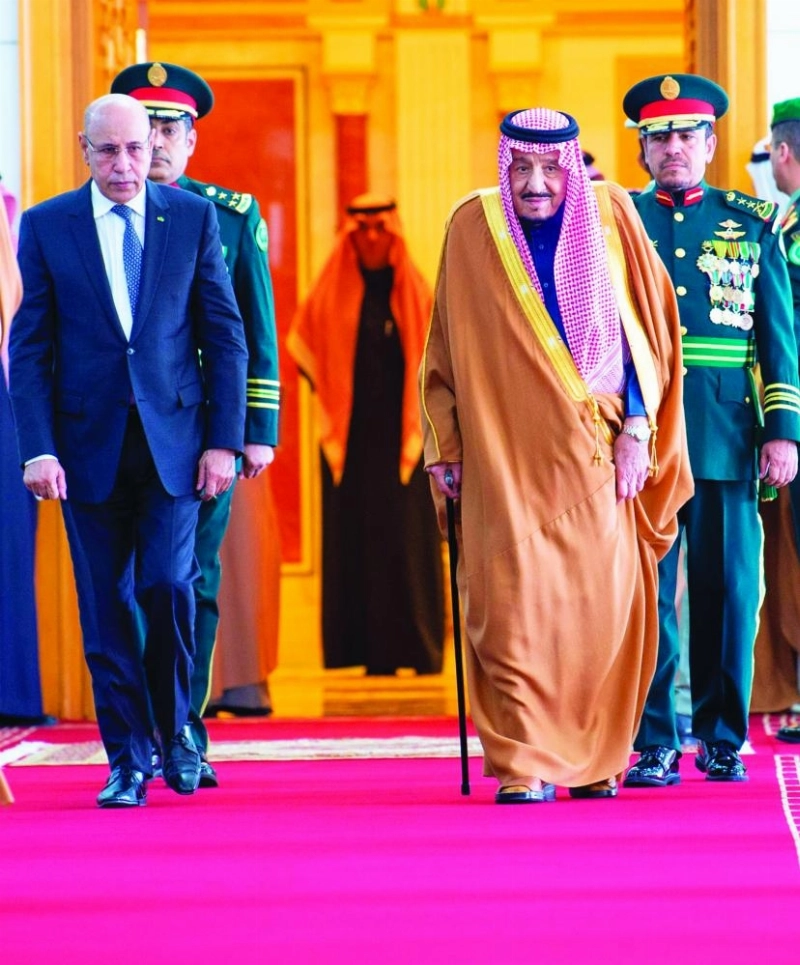 الملك سلمان خلال استقباله حمد ولد الشيخ الغزواني في الرياض أمس (واس)