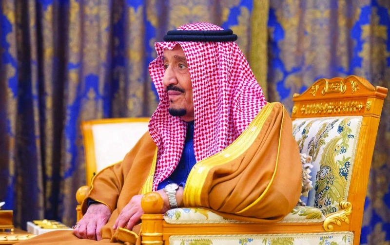 خادم الحرمين لدى استقباله الوزراء الذين أدوا القسم (واس)