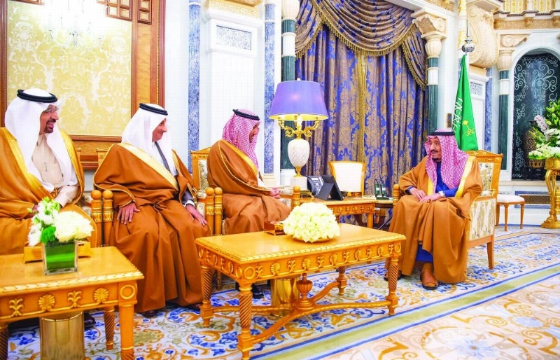 خادم الحرمين لدى استقباله الوزراء الذين أدوا القسم (واس)