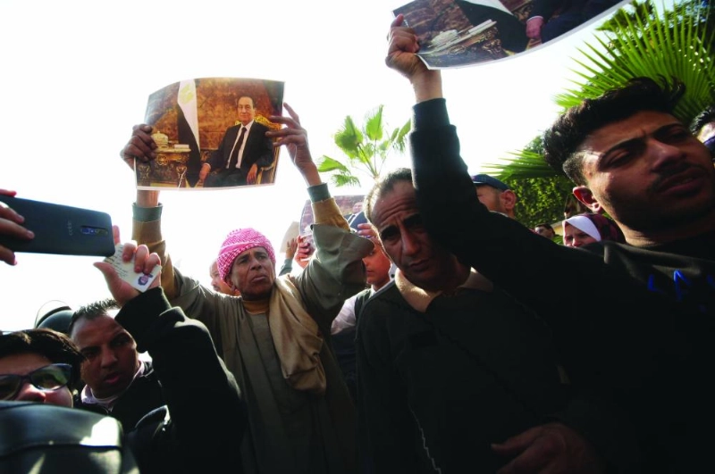 مصريون خرجوا يبكون رئيسهم السابق لدى تشييع جثمانه (د ب أ)