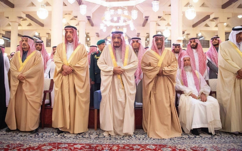 الملك سلمان خلال الصلاة على طلال بن سعود (واس)