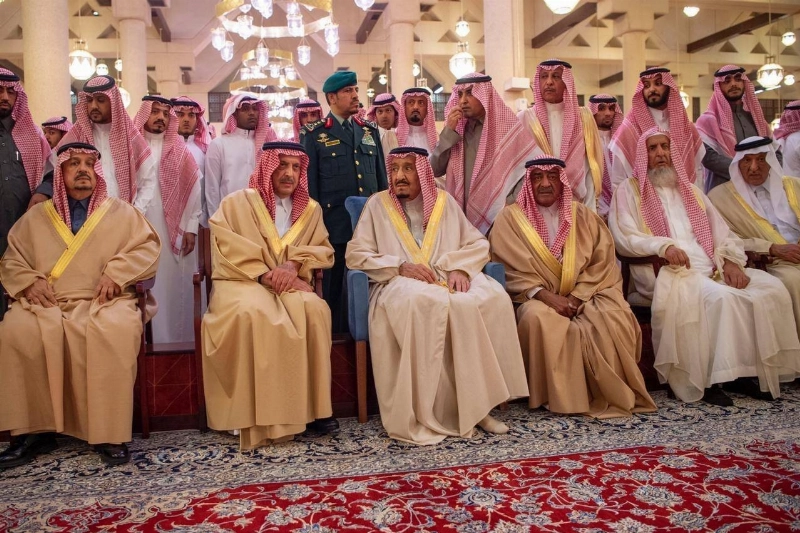 الملك سلمان خلال الصلاة على طلال بن سعود (واس)