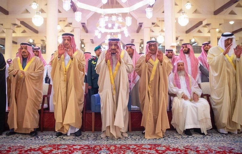 الملك سلمان خلال الصلاة على طلال بن سعود (واس)