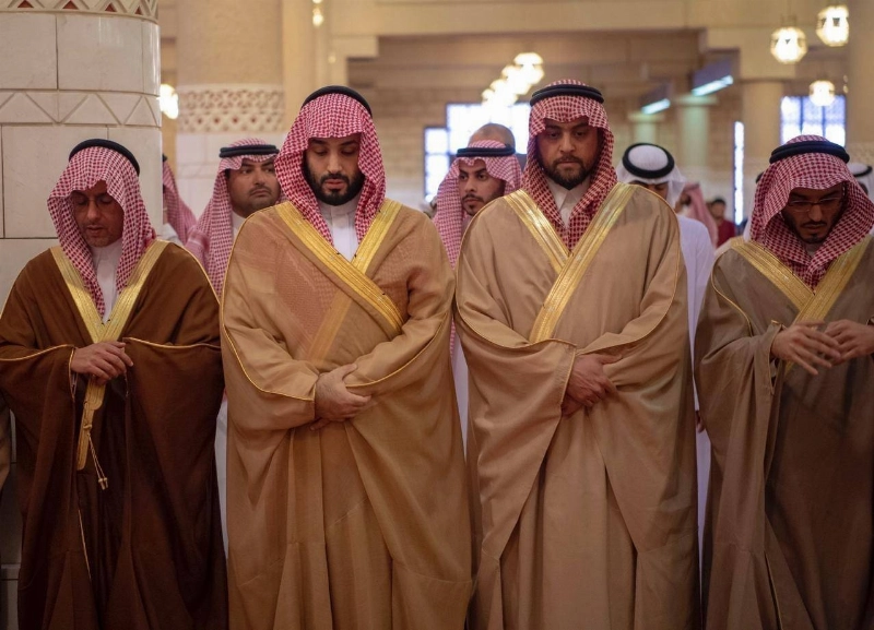ولي العهد خلال الصلاة