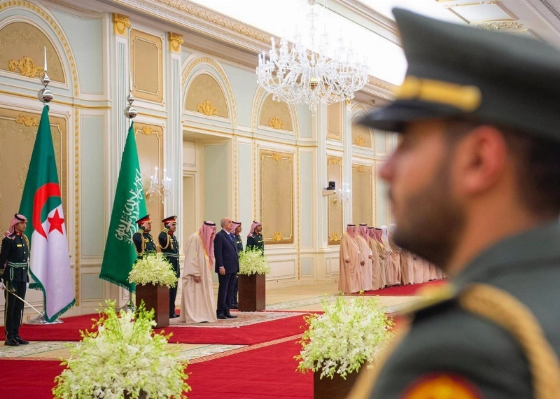 الملك سلمان خلال استقباله عبدالمجيد تبون في الرياض أمس (واس)
