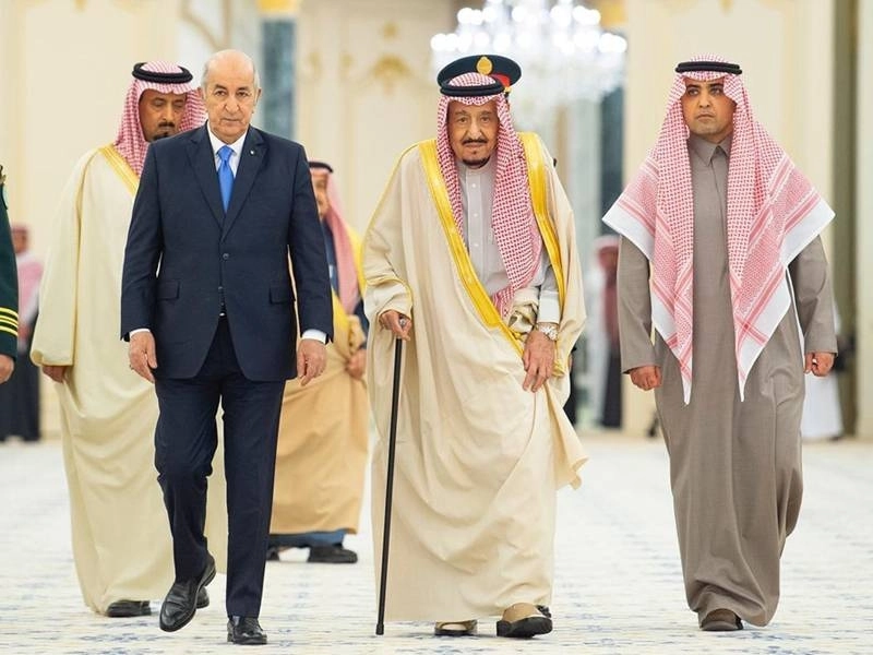 الملك سلمان خلال استقباله عبدالمجيد تبون في الرياض أمس (واس)