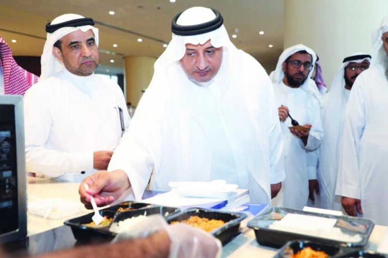 مشاركون يتذوقون الوجبات (مكة)