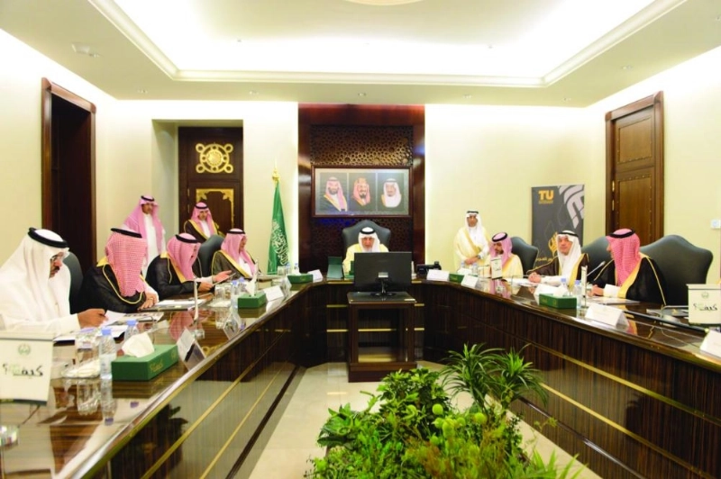 خالد الفيصل لدى ترؤسه الاجتماع (مكة)