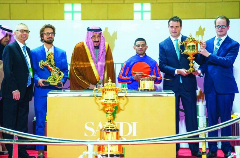 الملك سلمان لدى تتويجه ماكسيمم سيكيوريتي بـ«كأس السعودية» (واس)