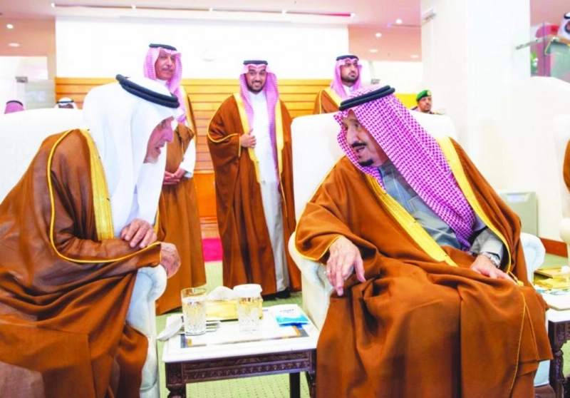 الملك سلمان وخالد الفيصل خلال حفل سباق "كأس السعودية"
