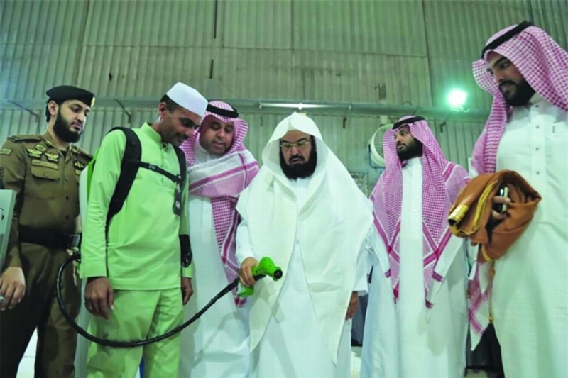 عبدالرحمن السديس خلال تعقيم مصليات المسجد الحرام أمس (مكة)