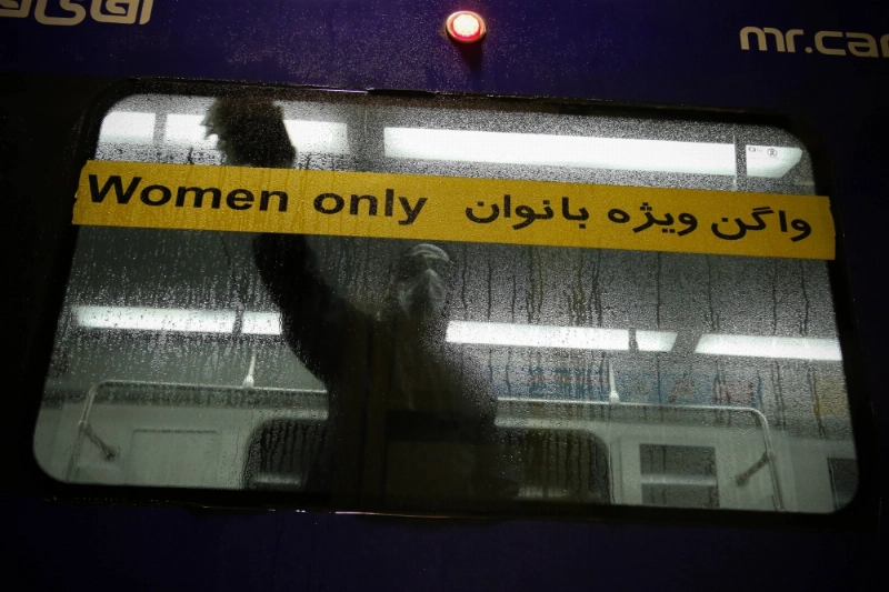 عامل ينظف قطارا تحت الأرض بسبب كورونا (د ب أ)
