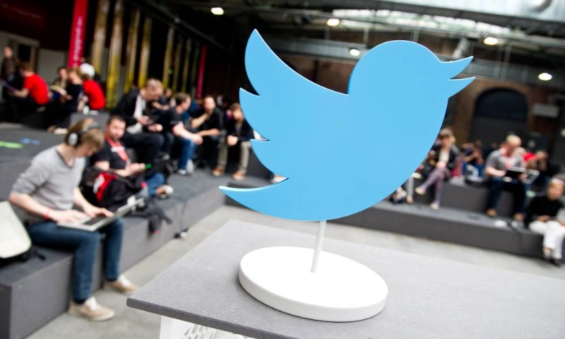 حامل شعار Twitter في قاعة عرض (د ب أ)