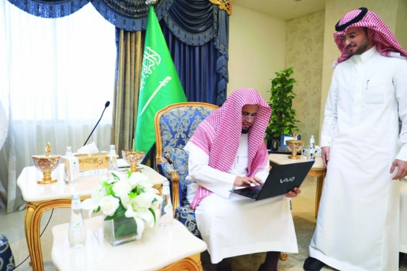 سعود المعجب خلال تدشينه المنصة (مكة)