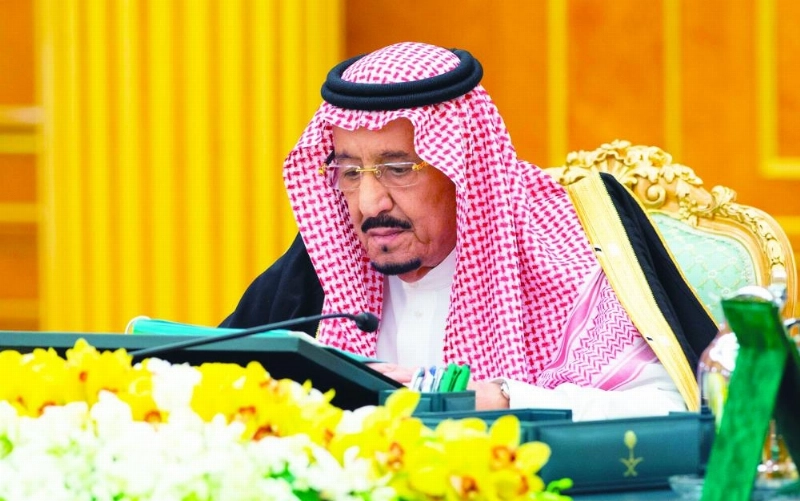 الملك سلمان لدى ترؤسه جلسة مجلس الوزراء في قصر اليمامة بالرياض أمس (واس)