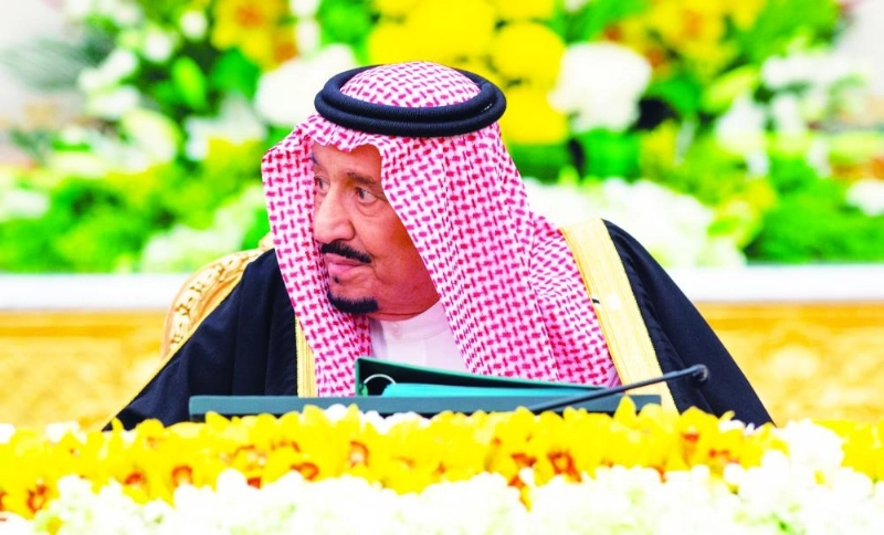الملك سلمان لدى ترؤسه جلسة مجلس الوزراء في قصر اليمامة بالرياض أمس (واس)