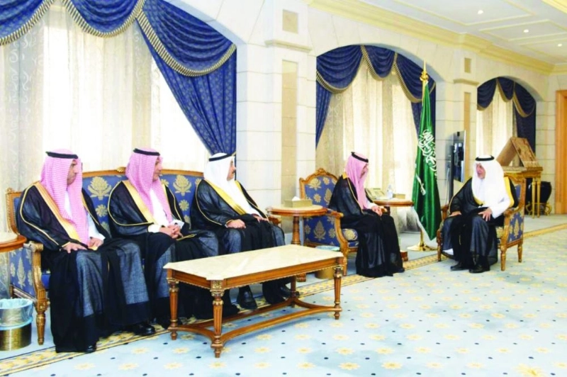 خالد الفيصل خلال استقباله تركي الجعويني (مكة)