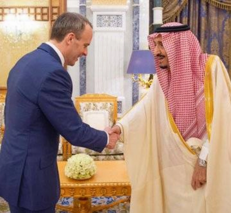 خادم الحرمين الشريفين أثناء استقبال وزير خارجية بريطانيا