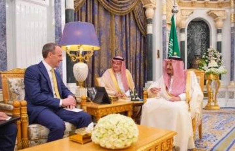 خادم الحرمين الشريفين أثناء استقبال وزير خارجية بريطانيا