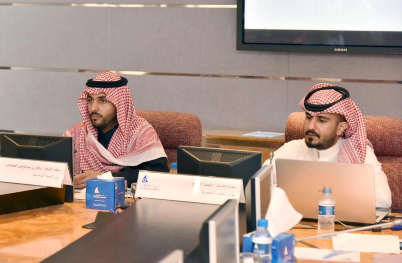 السلمان ممثل مجلس الغرف (يمين) إلى جانب رئيس اللجنة اللوجستية بغرفة الشرقية راكان العطيشان