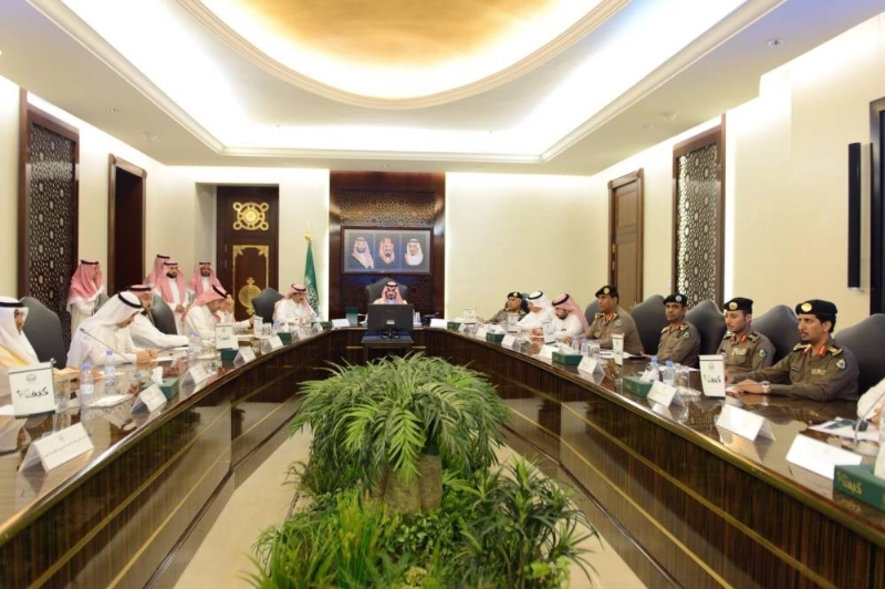 بدر بن سلطان خلال ترؤسه اجتماع لجنة السلامة المرورية (مكة)