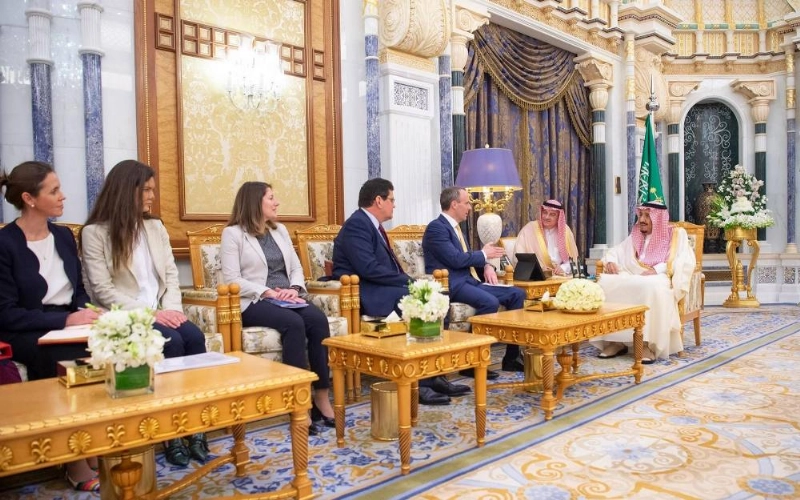 الملك سلمان لدى استقباله دومينيك راب أمس (واس)