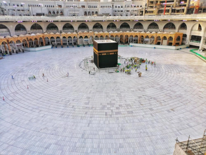 إخلاء صحن المطاف في المسجد الحرام لتعقيمه وتطهيره كإجراء احترازي من كورونا (أنس الحارثي)