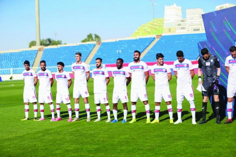 لاعبو أبها والتعاون قبل بداية مباراتهما أمس دون جمهور (مكة)