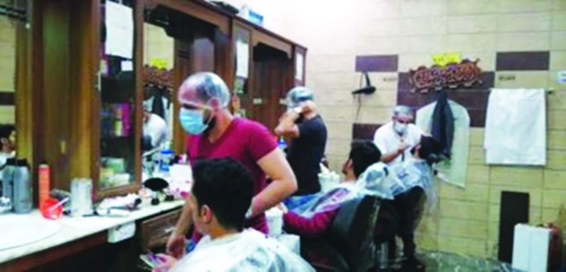 إلزام العاملين في الأنشطة التجارية بارتداء الكمامات