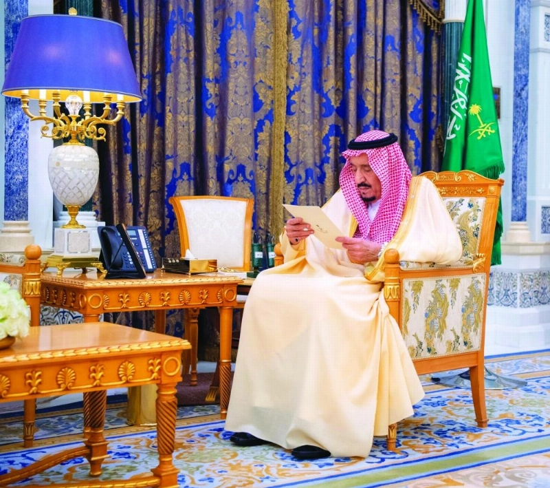 الملك سلمان لدى استقباله أمس السفيرين المعينين (واس)