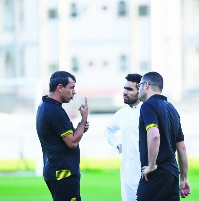 مدرب الاتحاد مع أحمد كعكي قبل المران (إعلامي الاتحاد)