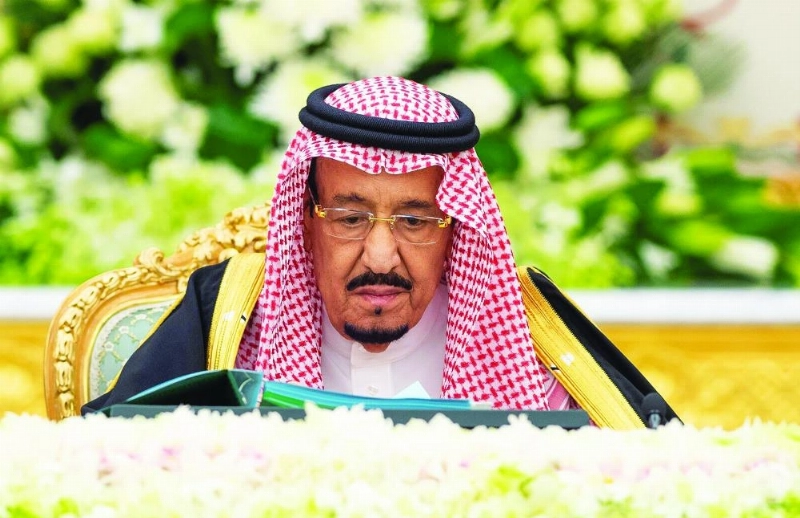 خادم الحرمين الشريفين خلال ترؤسه جلسة مجلس الوزراء بقصر اليمامة أمس (واس)