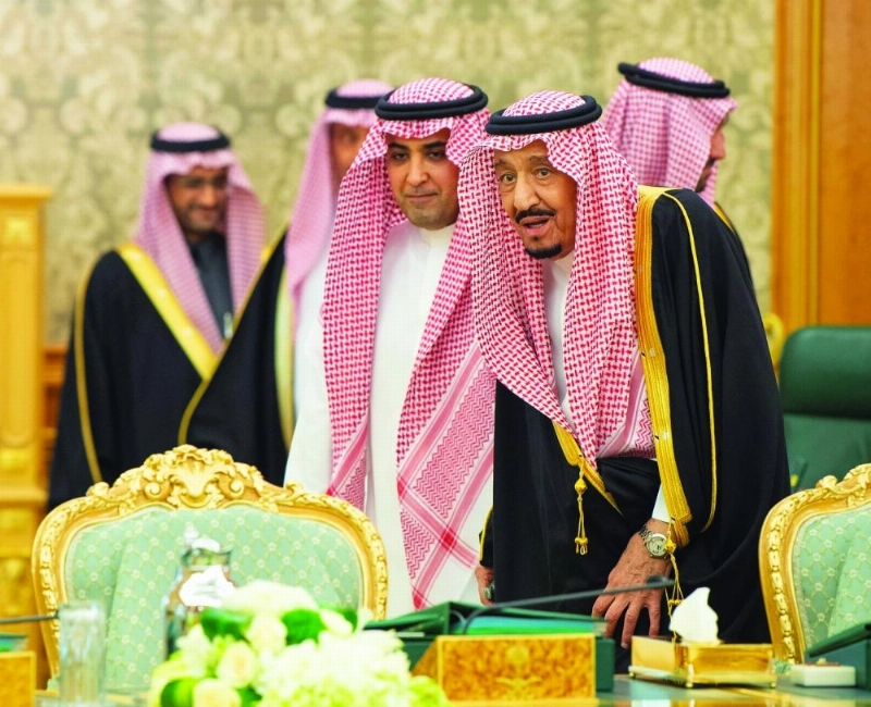 الملك سلمان قبيل ترؤسه جلسة المجلس