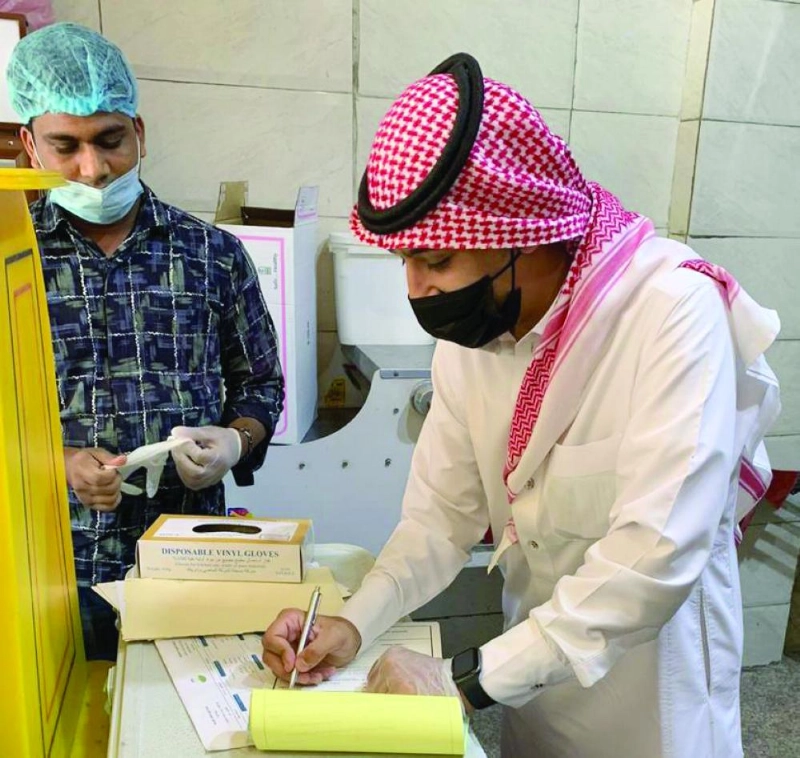 مراقب يرصد إحدى المخالفات (مكة)